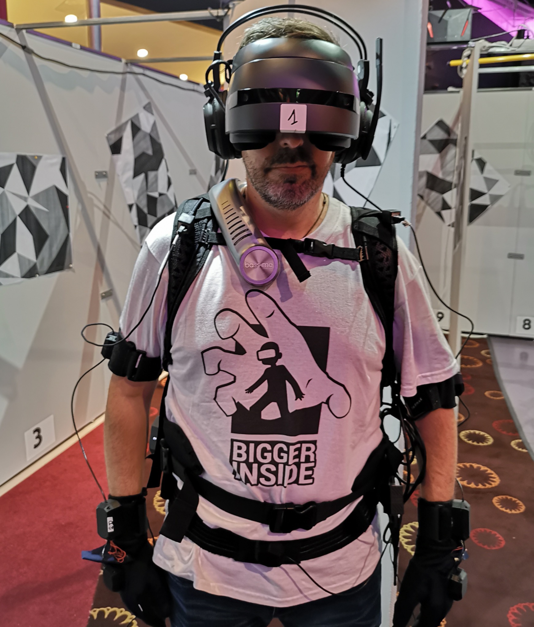 Utilisateur équipé d’un casque de réalité virtuelle et du dispositif BassMe sur le torse
