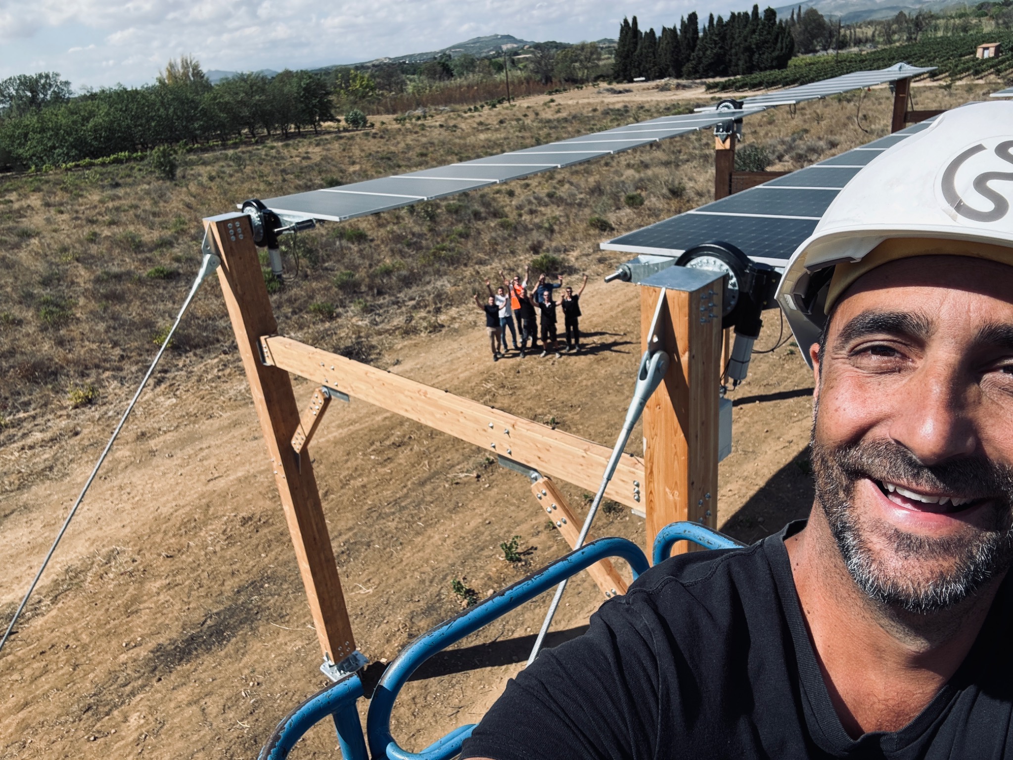 Vue en hauteur de la structure bois, des câbles et des rangées de panneaux du démonstrateur EcoTrack