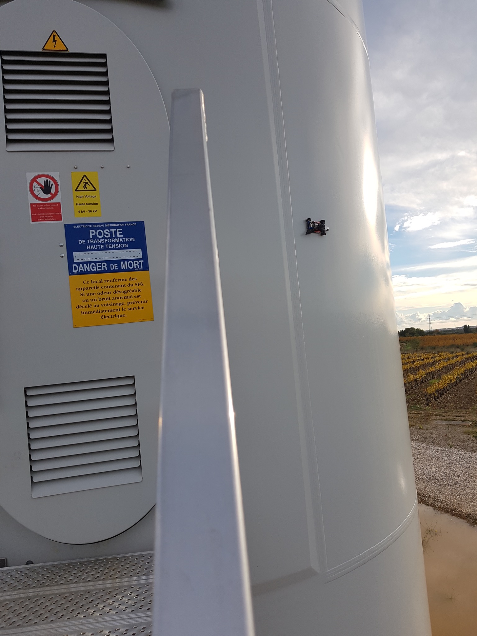 Dispositif d’inspection sur la paroi verticale près de la porte d’accès du mât