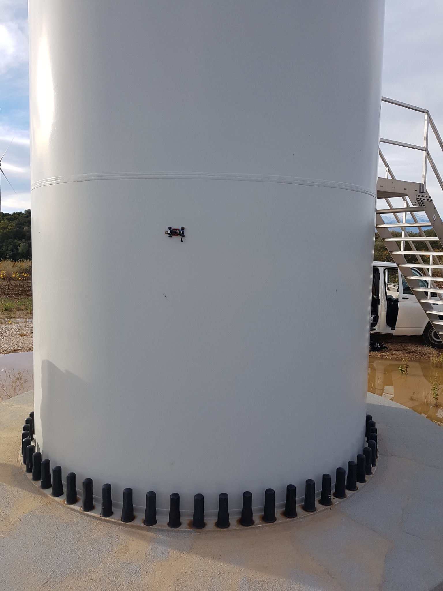 Petit dispositif d’inspection positionné sur la paroi extérieure du mât d’une éolienne